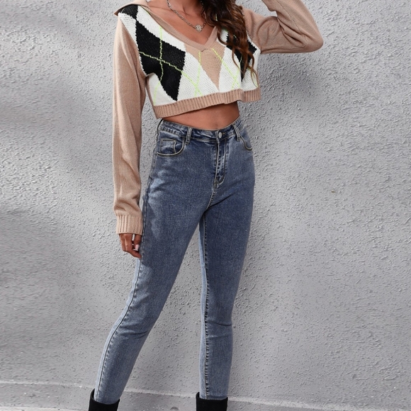 Contemporary Print Cropped Sweater - Picture 4 of 8